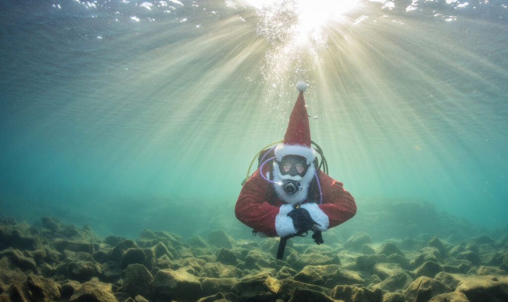 Jólasveinn í kafi á leið á jólaball.