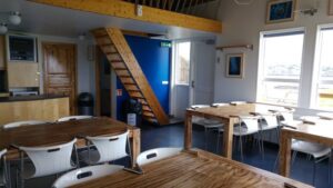 Stigi upp í setustofu