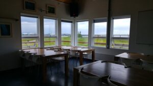 Útsýni úr salnum er að flugbraut