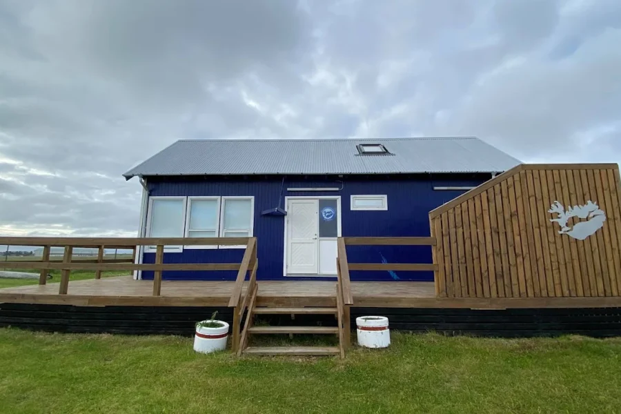 Hús Sportkafarfélags Íslands blátt með hvítu þaki, gluggakörmum og hurð